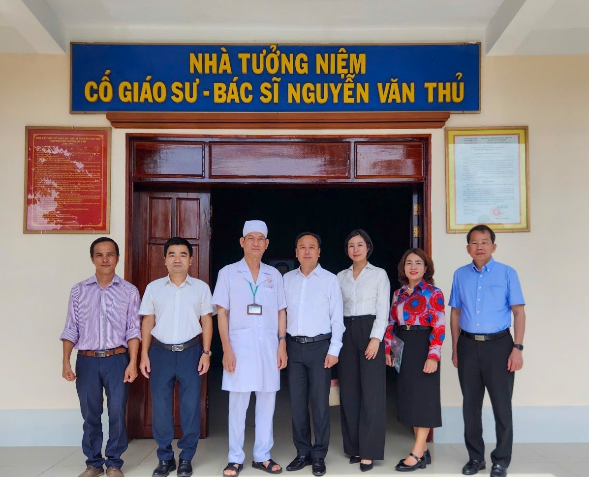 Đoàn bệnh viện thăm Nhà tưởng niệm cố GS.BS Nguyễn Văn Thủ